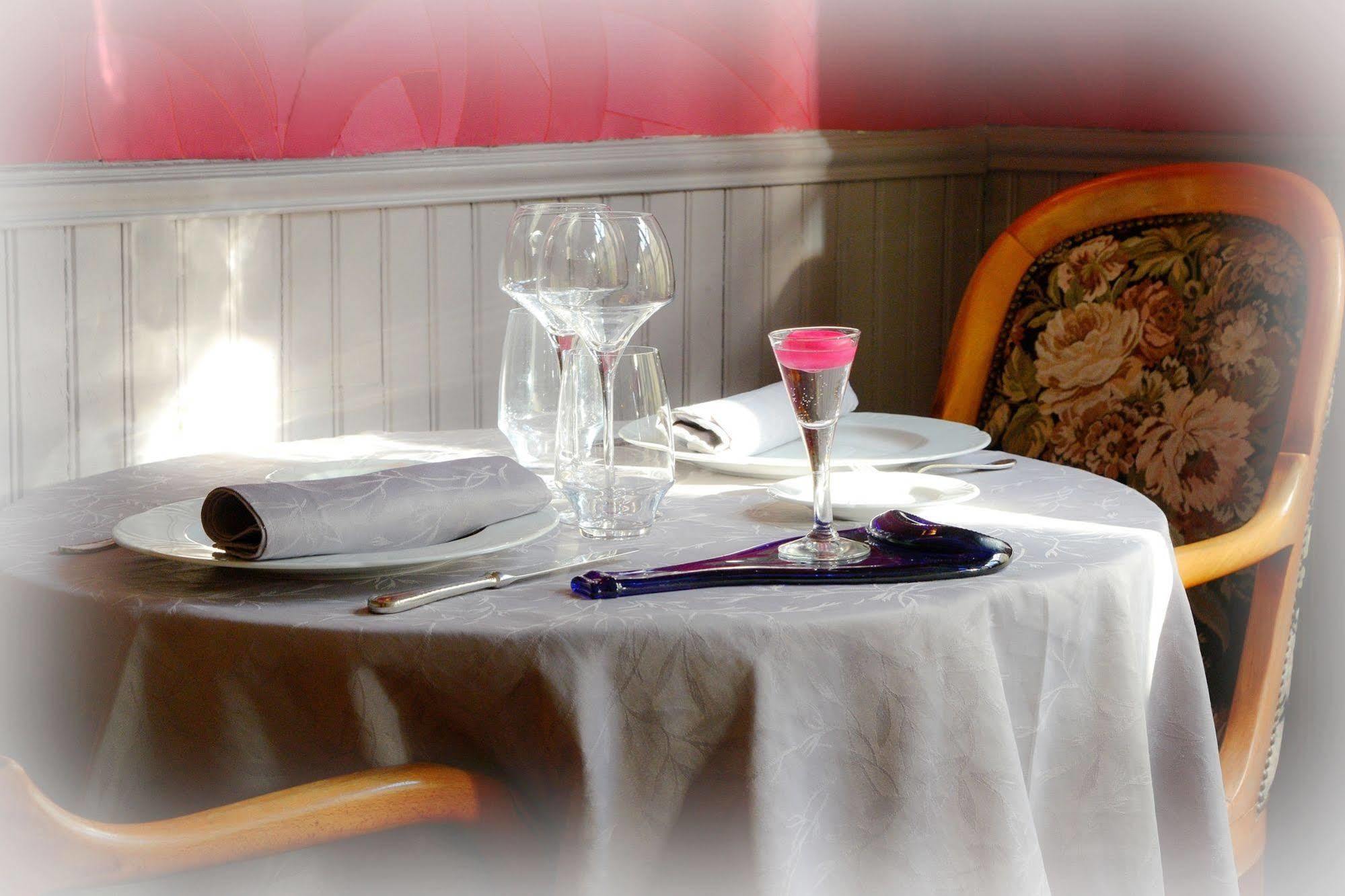 Logis Hotel Et Restaurant Du Dauphin Sées Exteriér fotografie