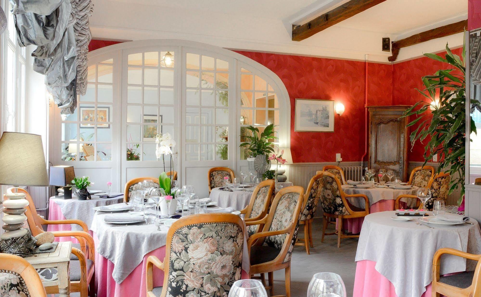 Logis Hotel Et Restaurant Du Dauphin Sées Exteriér fotografie